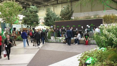 Quelque 62 000 visiteurs se sont pressés aux deux entrées du dernier GaLaBau, Salon normalement biennal du paysage de Nuremberg, en Allemagne. Pour les recevoir, près de 1 100 exposants venant de 33 pays, même si plus de 800 d’entre eux opèrent localement. © P. Glémas